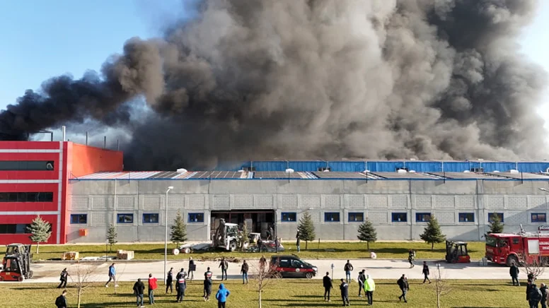 Oyuncak fabrikasındaki yangın 21 saat sonra söndürüldü