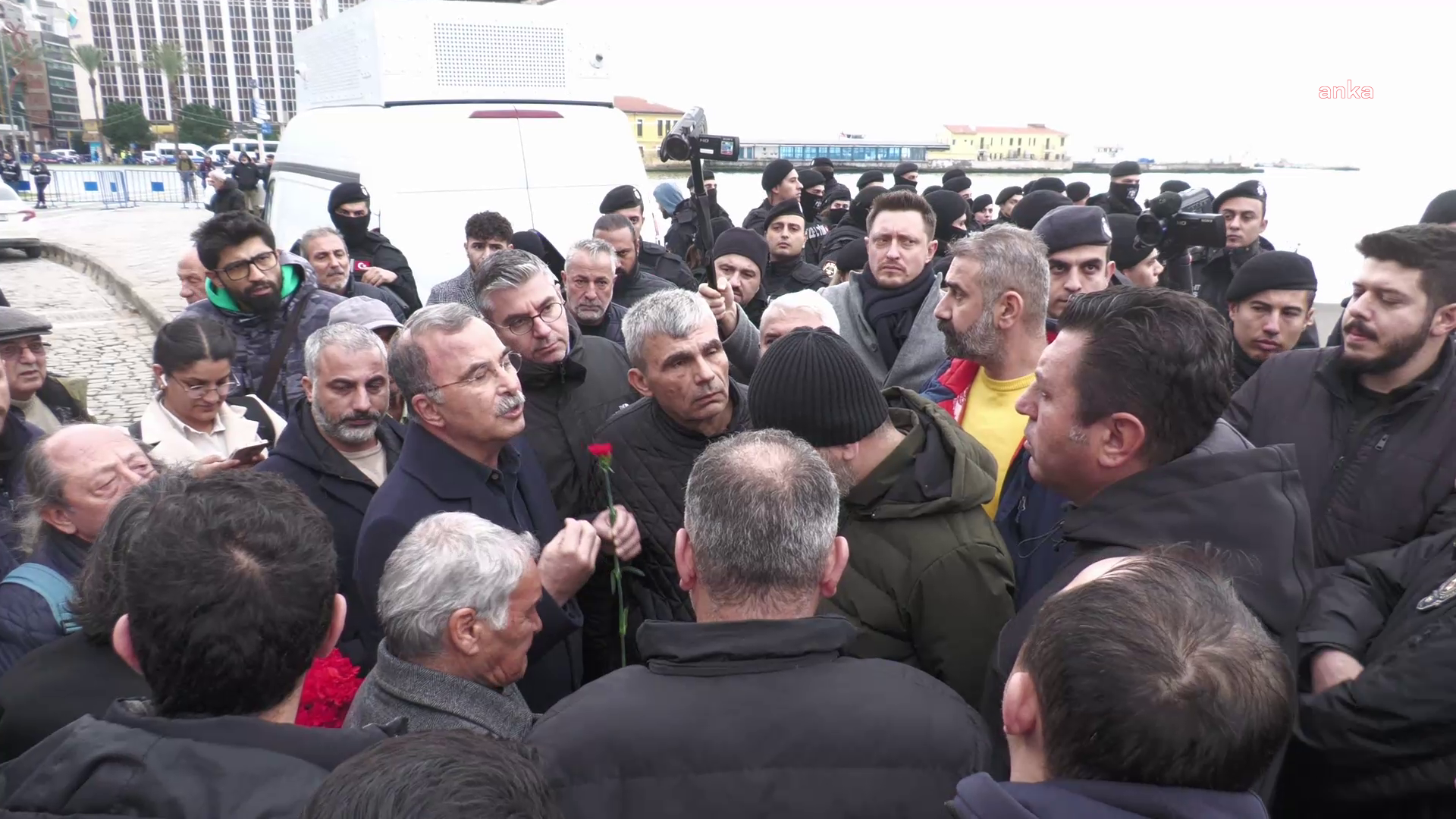 Barış için karanfil bırakmak isteyen DEM Partili vekillere polis müdahalesi: Elimizde silah yok
