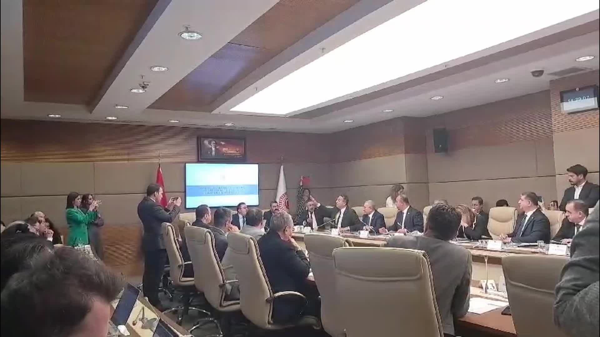 CHP’li vekiller, bakan gelmeyince komisyonu terk etti: Tiyatroya ortak olmayız
