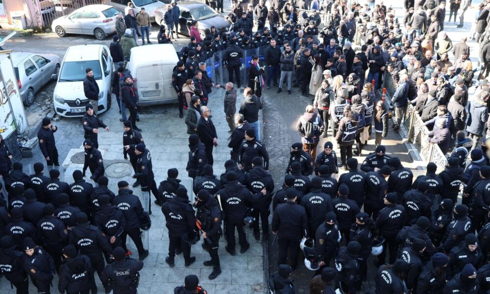 Van’da gözaltına alınan gazeteciler ve 20 kişi adliyeye sevk edildi