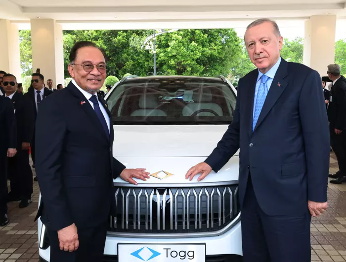Cumhurbaşkanı Erdoğan, Malezya Başbakanı’na Togg hediye etti