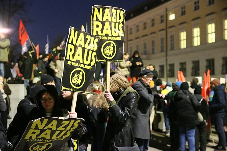 Avusturya’da iktidar ortağı olması beklenen aşırı sağcı FPÖ protesto edildi