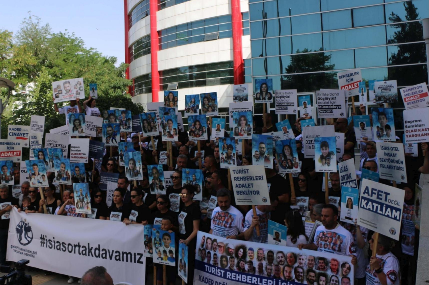 6 Şubat depremlerinin ikinci yılı: Firardaki 19 sanık aranıyor