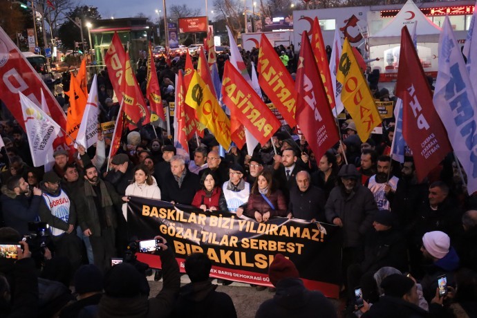 Gözaltılar İstanbul’da protesto edildi: Barış görüşmeleriyle bu manzara aynı karede olamaz
