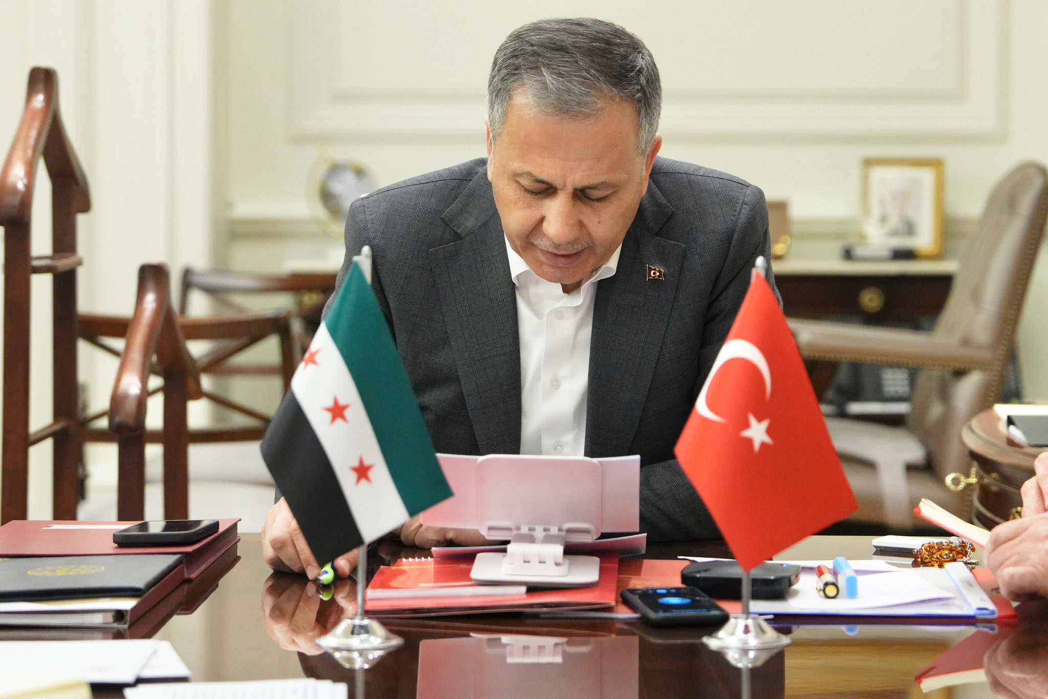 Bakan Yerlikaya, Suriye’deki geçici hükümetin İçişleri Bakanı ile görüştü