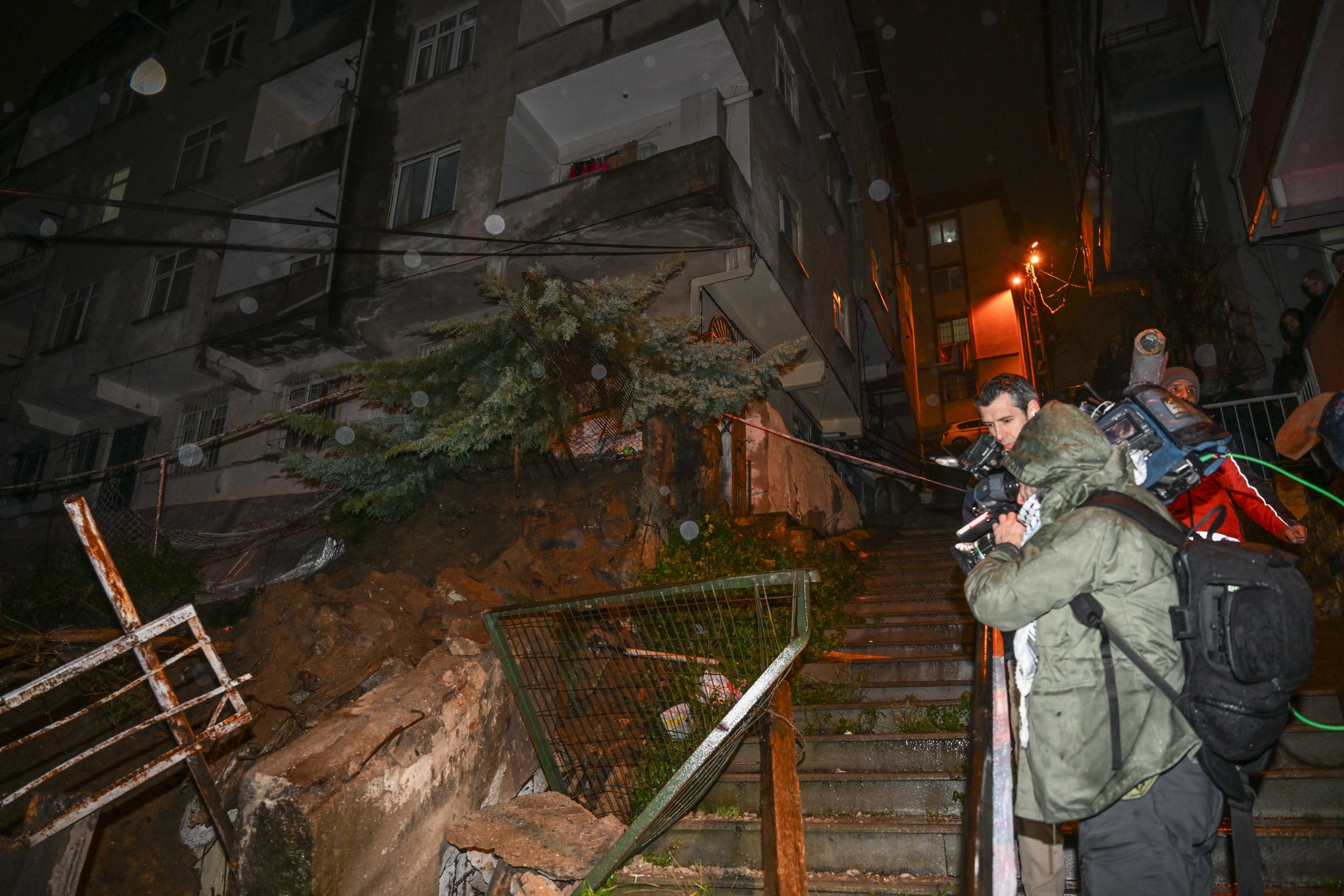 Beyoğlu’nda istinat duvarı çöktü: İki bina tahliye edildi