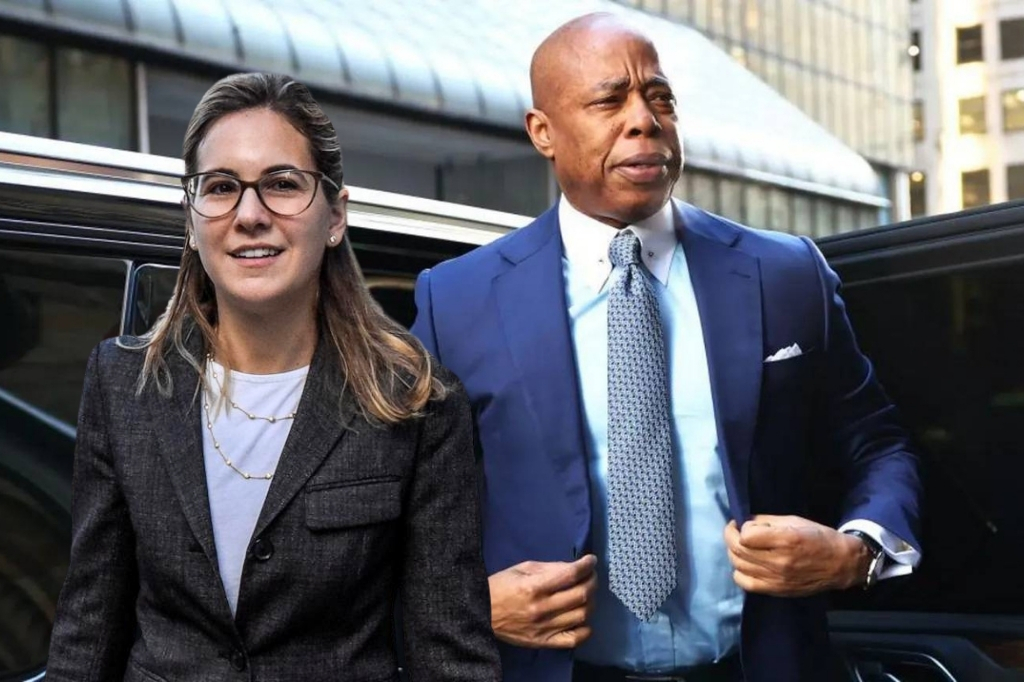 Manhattan’da Adams davasının düşürülmesi istifalara yol açtı