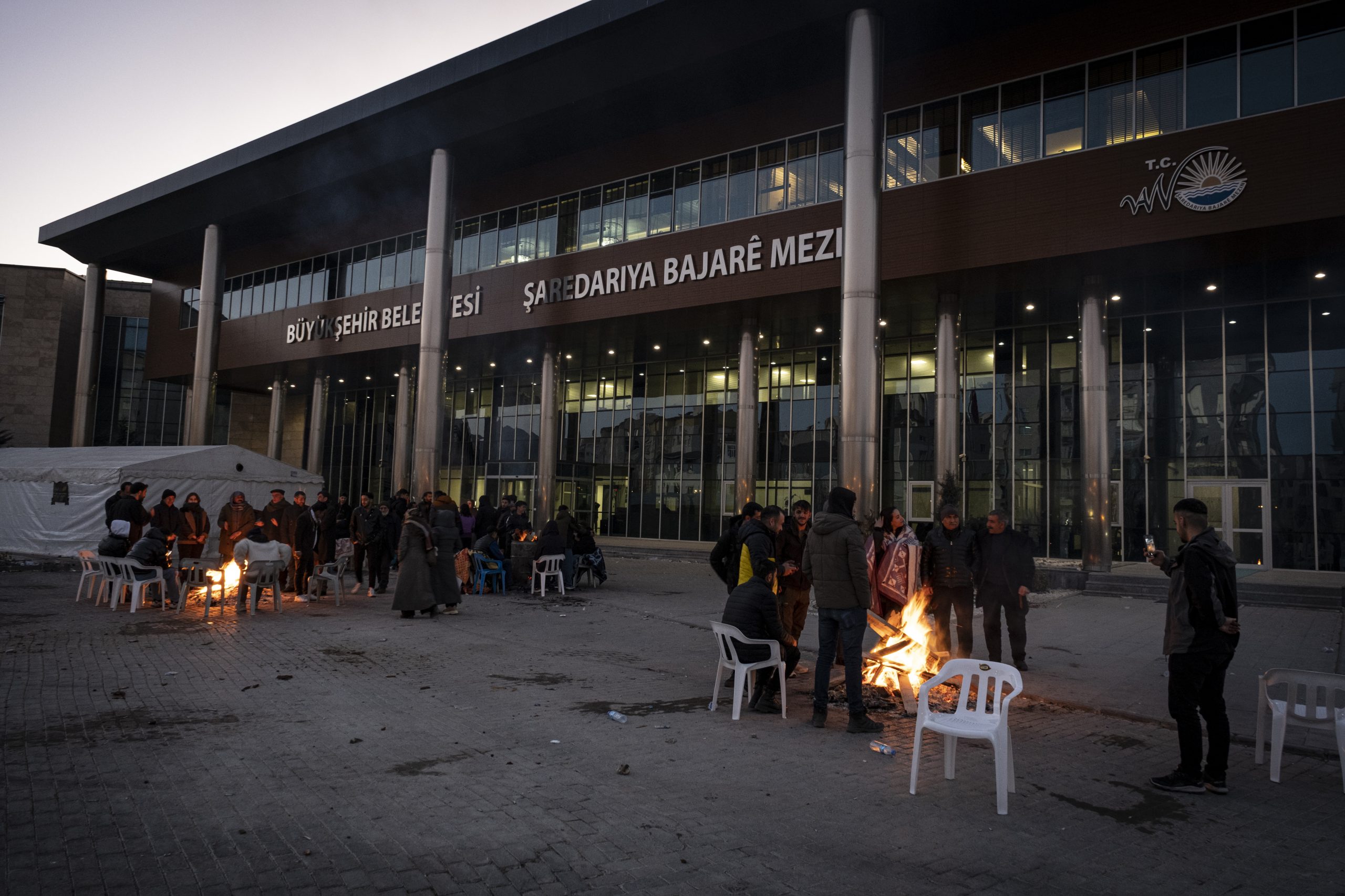 GALERİ | Van Büyükşehir Belediyesi önündeki nöbetin 2’nci gününden fotoğraflar