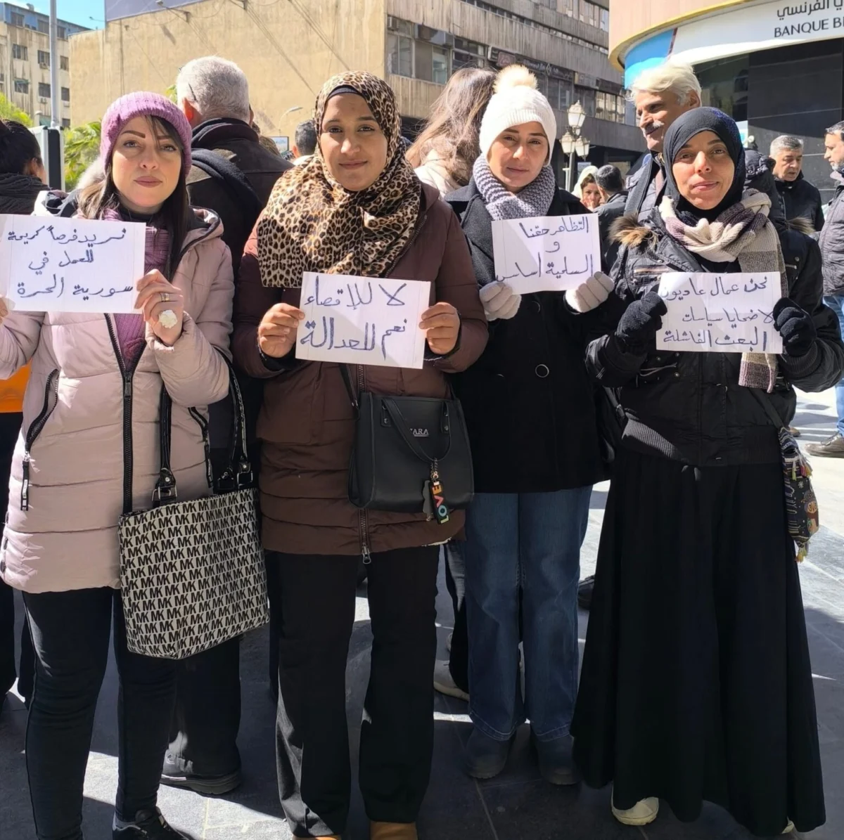 Suriye’de kamu çalışanları işten çıkarmaları protesto ediyor