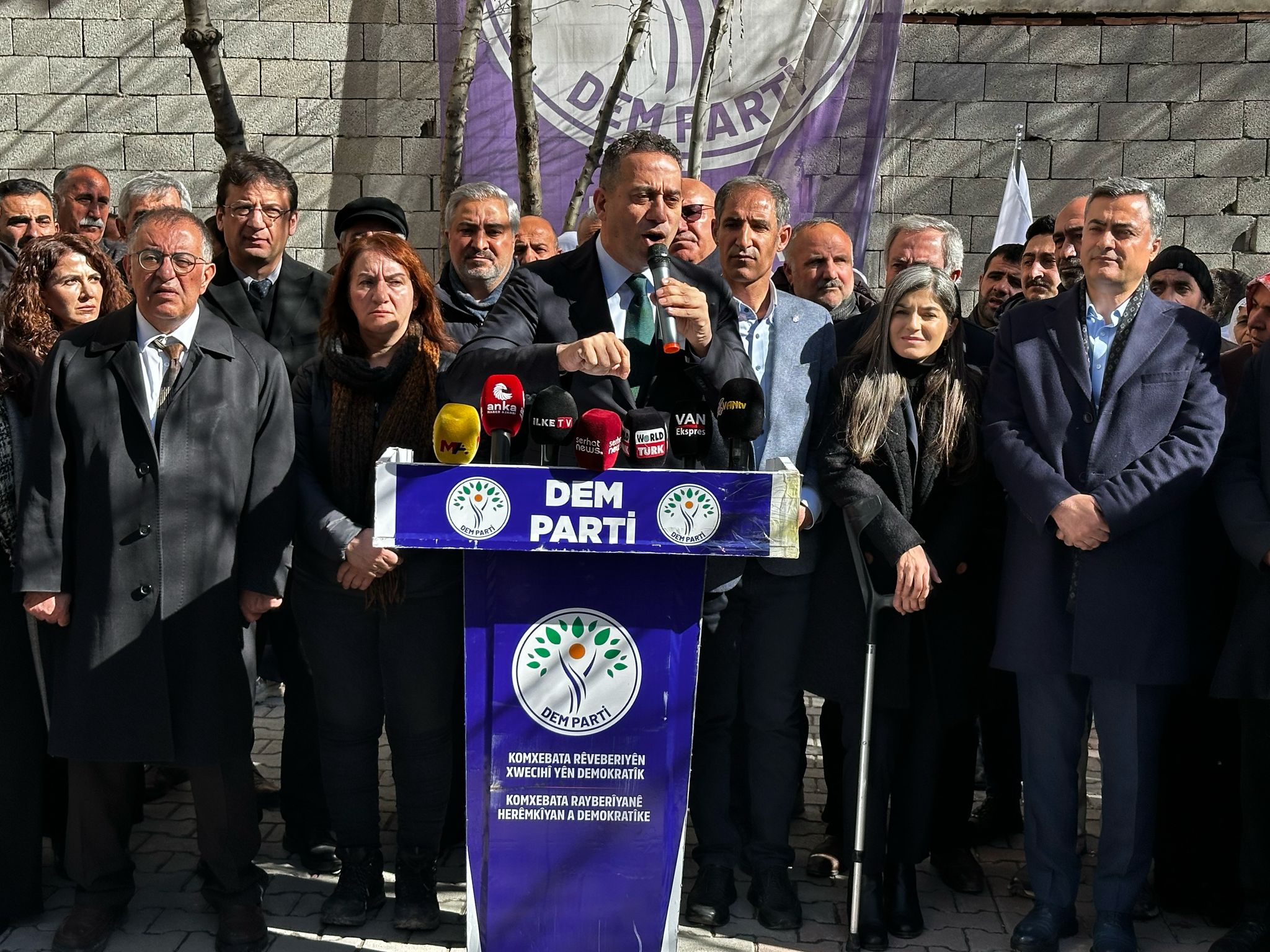 CHP heyeti Van’da: ‘Her sabah hukuksuzlukla uyanıyoruz’