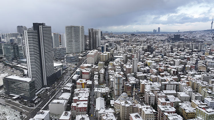 İstanbul’da kar aralıklarla etkisini gösteriyor