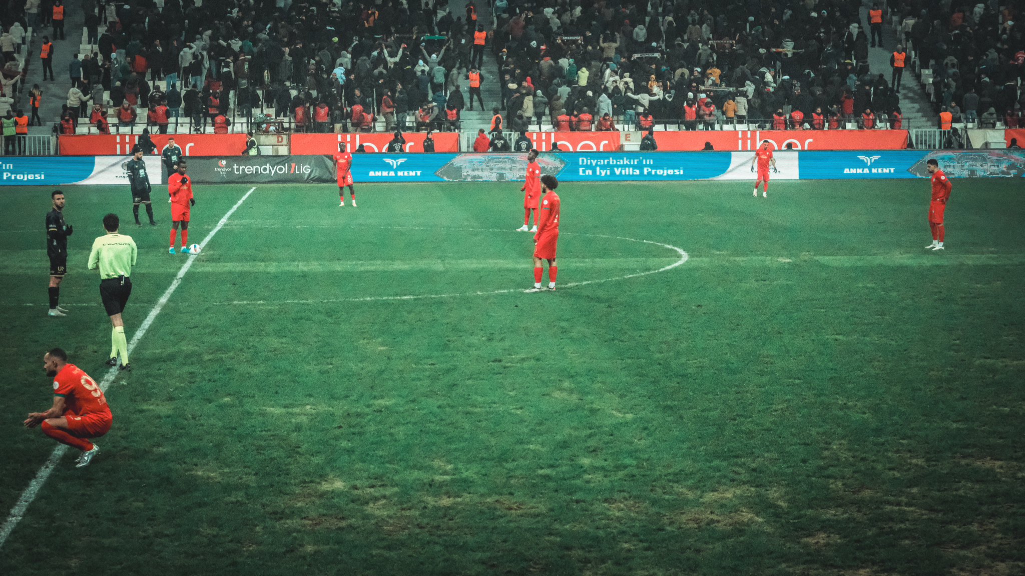 Amedspor’da galibiyete sevinç, saha zeminine protesto: 2-1