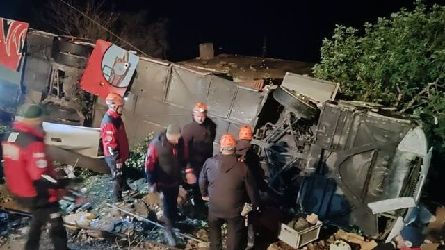 Antalya’da yolcu otobüsü şarampole devrildi: 8’i çocuk 33 yaralı