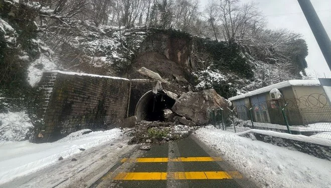 Artvin’de heyelan nedeniyle Sarp Tüneli ulaşıma kapandı