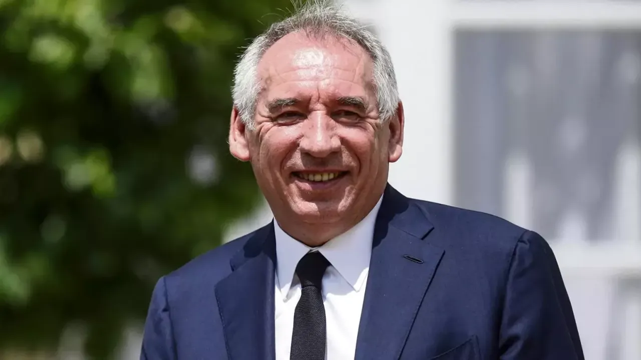 Fransa Başbakanı Bayrou, gensoruyu atlattı ve bütçeyi geçirdi