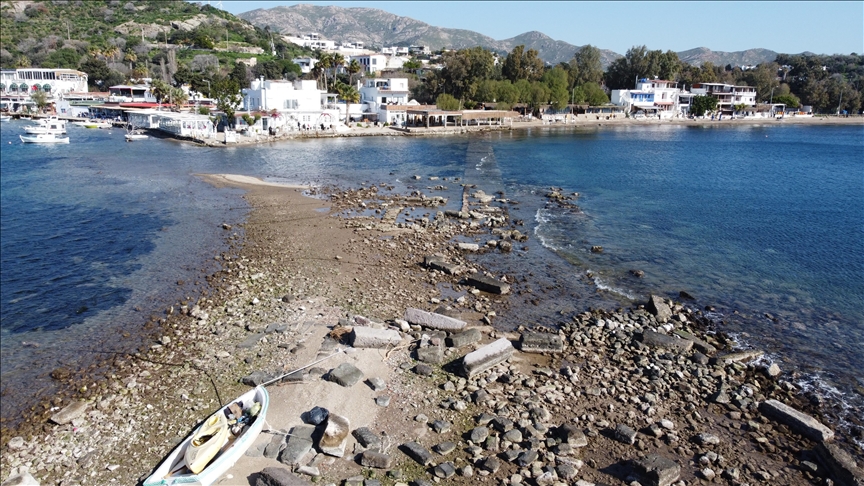 Bodrum’da denizin çekilmesiyle tarihi surlar ortaya çıktı