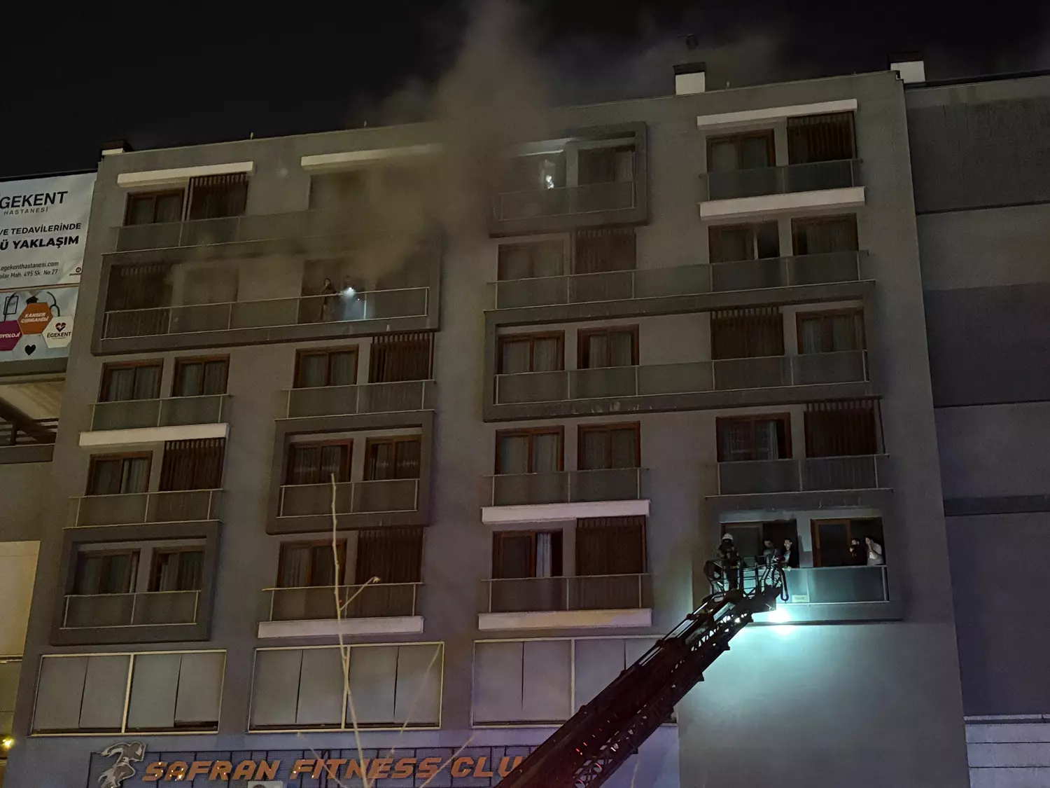 Denizli’de 7 katlı binada yangın: Mahsur kalanlar kurtarıldı