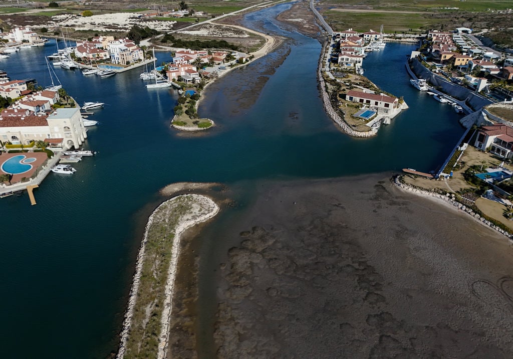 Didim ve Çeşme’de deniz 300 metre çekildi