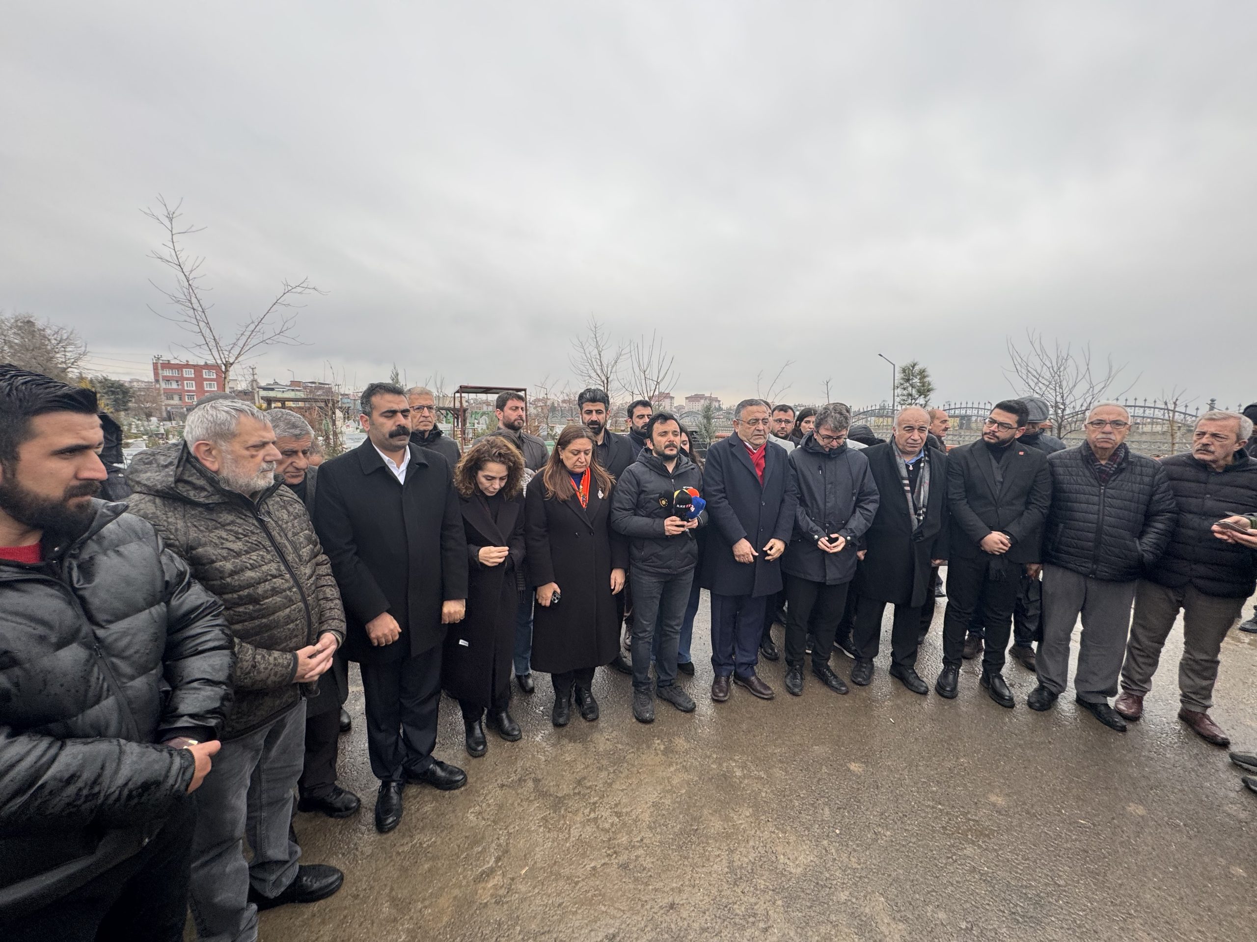 Depremde hayatını kaybedenler için Diyarbakır’da mezarlık anması