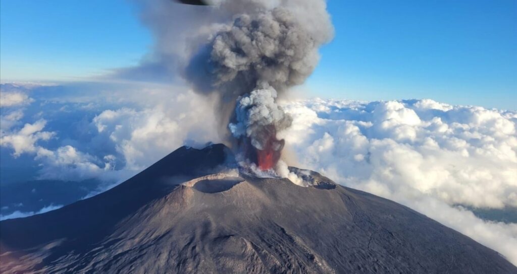 Etna’da volkanik hareketlilik: Lav akışı ve kül püskürtmeleri sürüyor