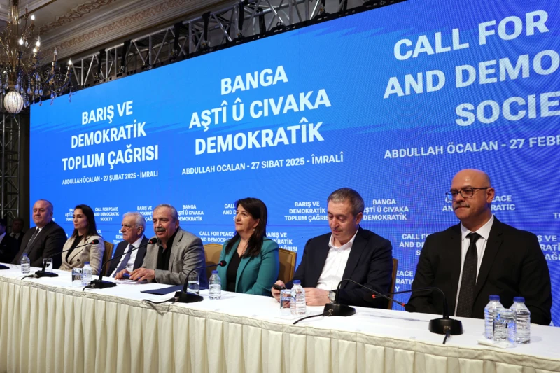 ‘Barışa hazırız, demokrasiden korkmayın’