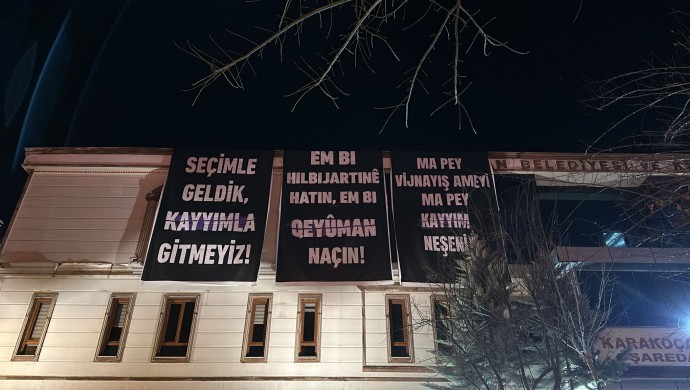 Polis, Karakoçan Belediyesinin astığı ‘Seçimle geldik kayyımla gitmeyiz’ pankartını indirdi