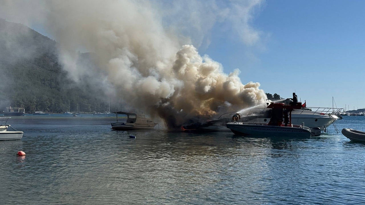 Marmaris’te motoryatta çıkan yangın söndürüldü