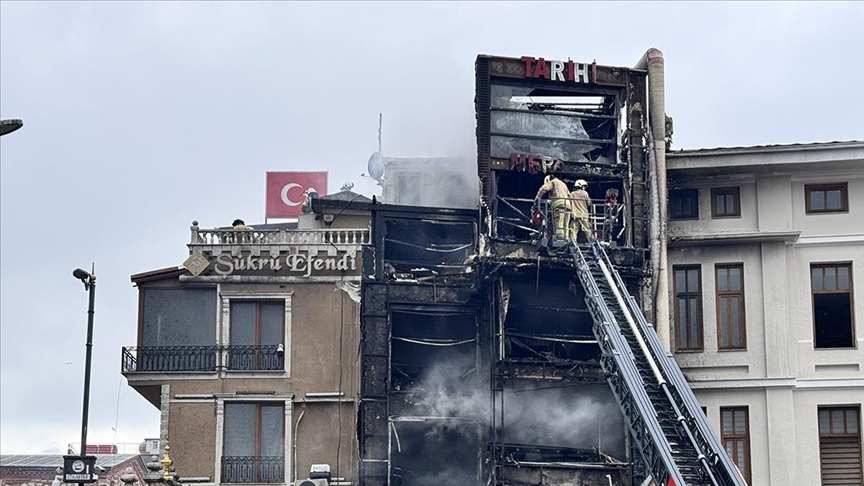 Mısır Çarşısı’nın yanındaki restoranda çıkan yangın kontrol altına alındı