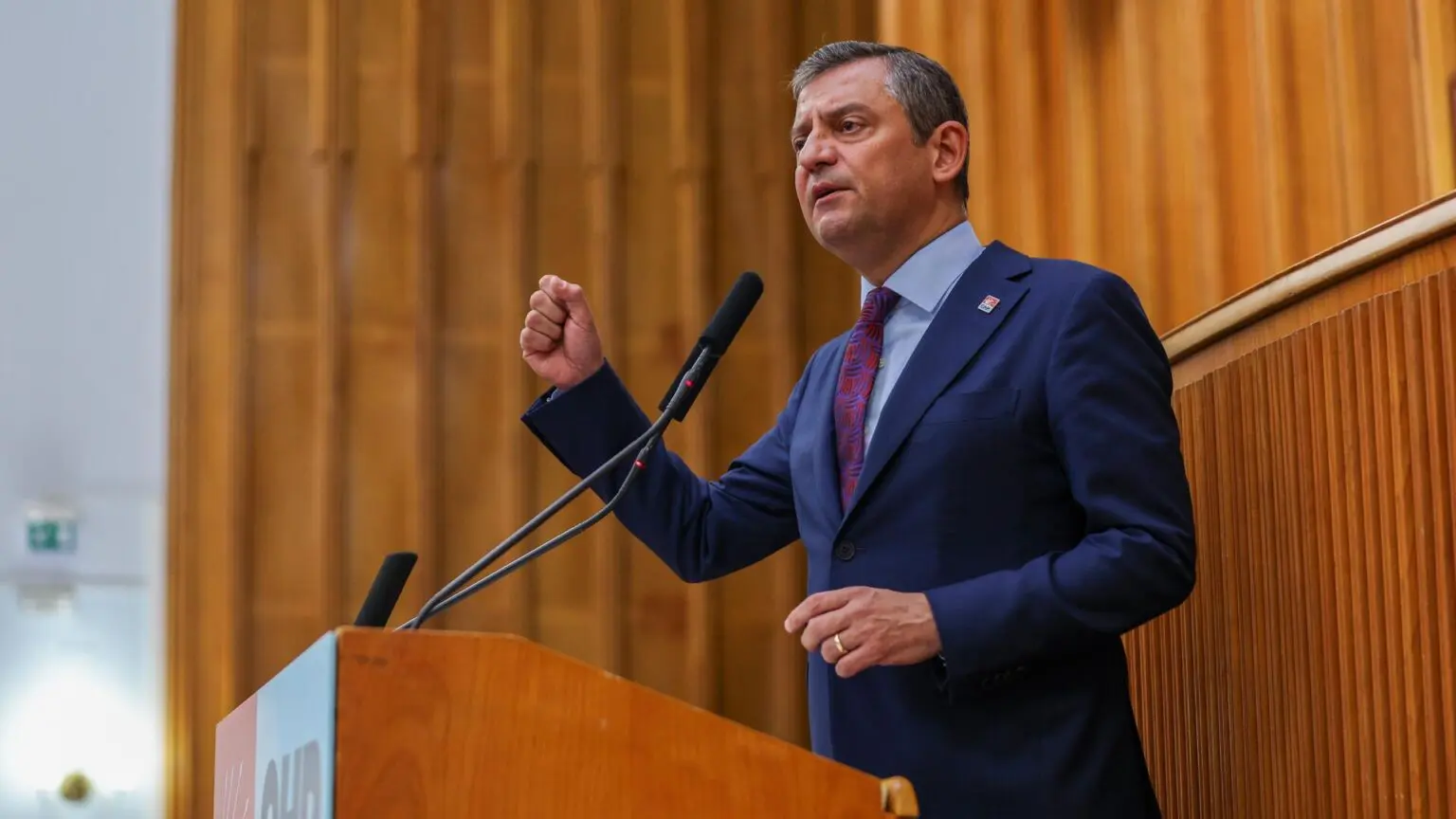 Özgür Özel: Askıda vicdan, askıda vekil uygulamasını sona erdirin