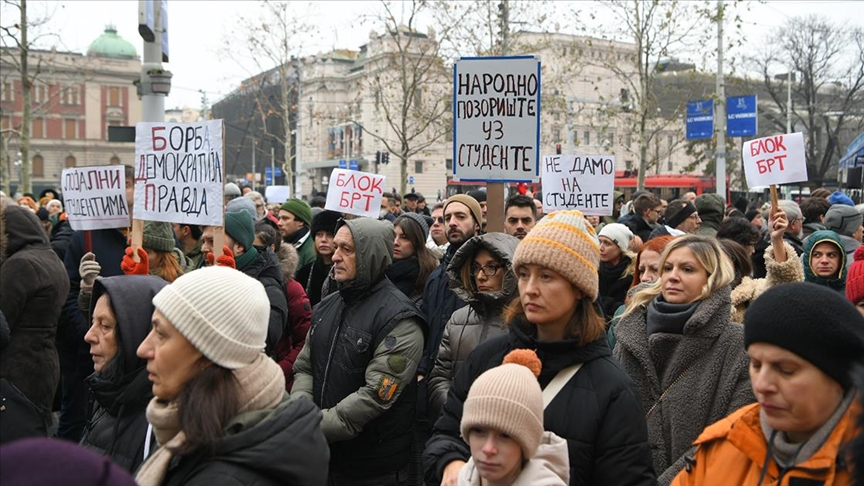 Sırbistan’da hükümet karşıtı gösteriler: Protestocular köprü ablukası için Novi Sad’a ulaştı