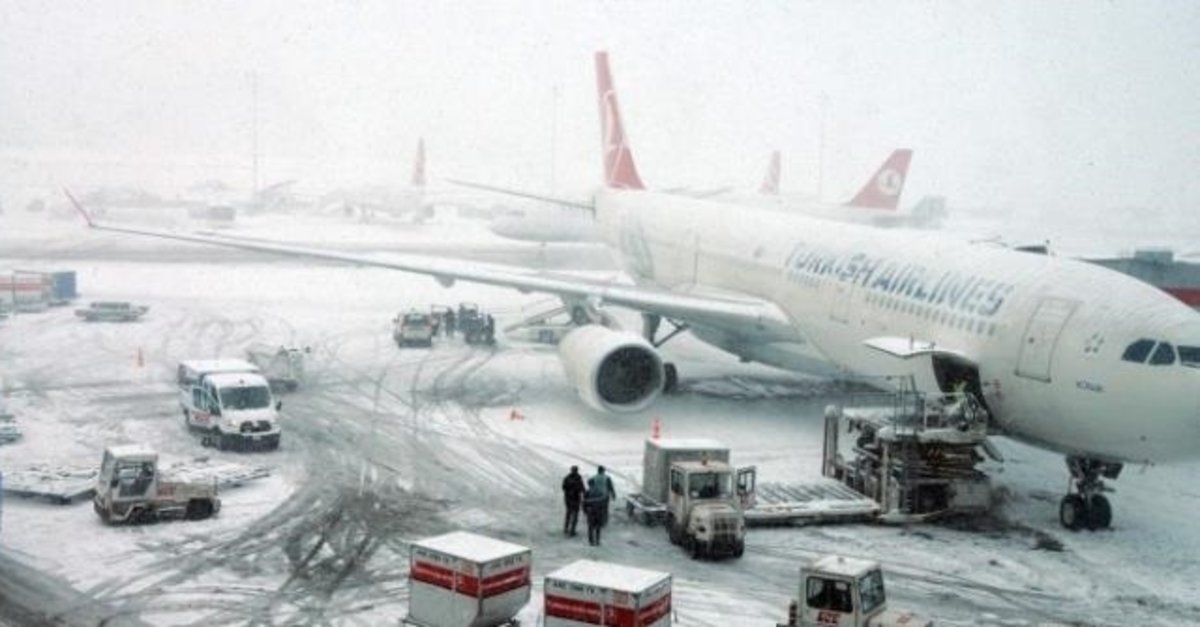 İstanbul’da iki havalimanında kar engeli: Yüzlerce uçuş iptal edilecek