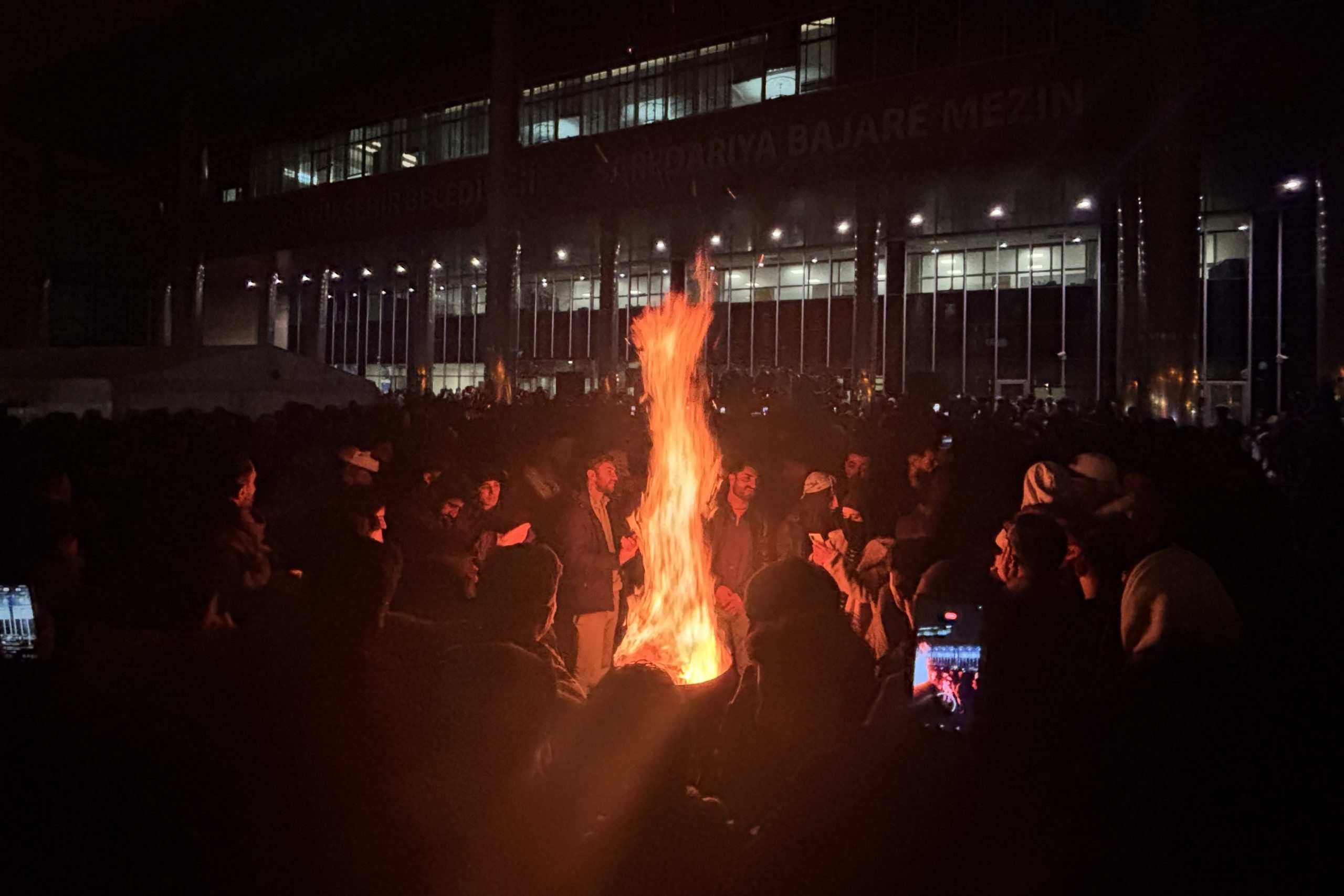 Van’da gözaltına alınan gazeteciler Babat ve Bayhan savcılığa sevk edildi