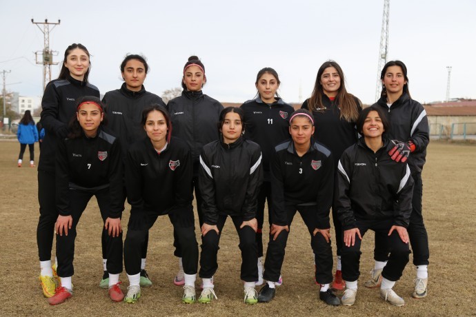 Van Büyükşehir Belediyespor Kadın Futbol Takımı, şampiyonluk hedefiyle sahaya çıkıyor