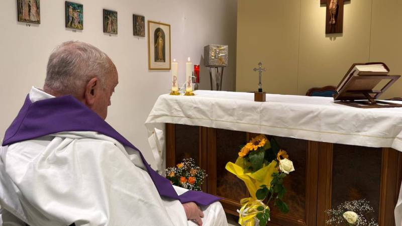 Bir aydan fazla süredir tedavi gören Papa’dan spekülasyonları sonlandıran fotoğraf