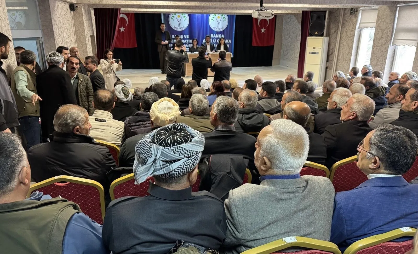 DEM Parti Abdullah Öcalan’ın çağrısı kapsamında halk toplantılarına başladı