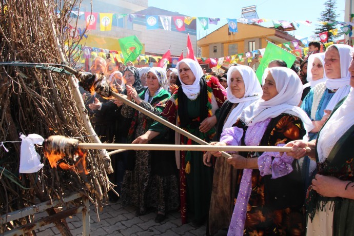 Newroz kutlamaları birçok bölgede özgürlük ve barış talepleriyle sürüyor