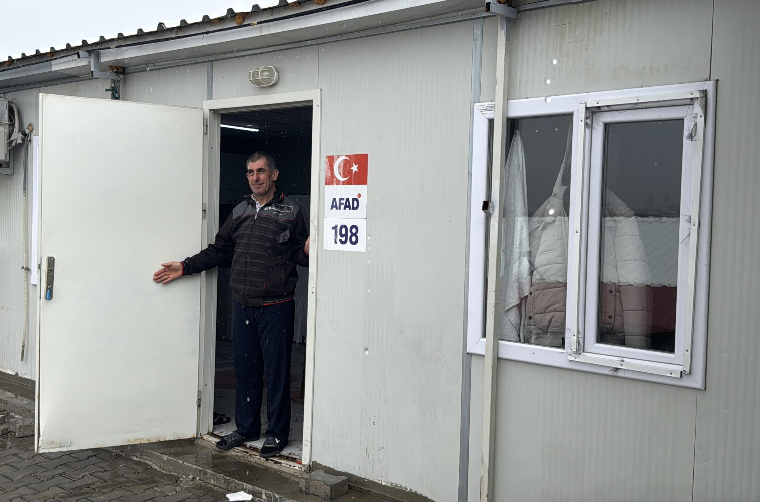 Hatay’da mağarada yaşayan depremzede konteynere yerleştirildi