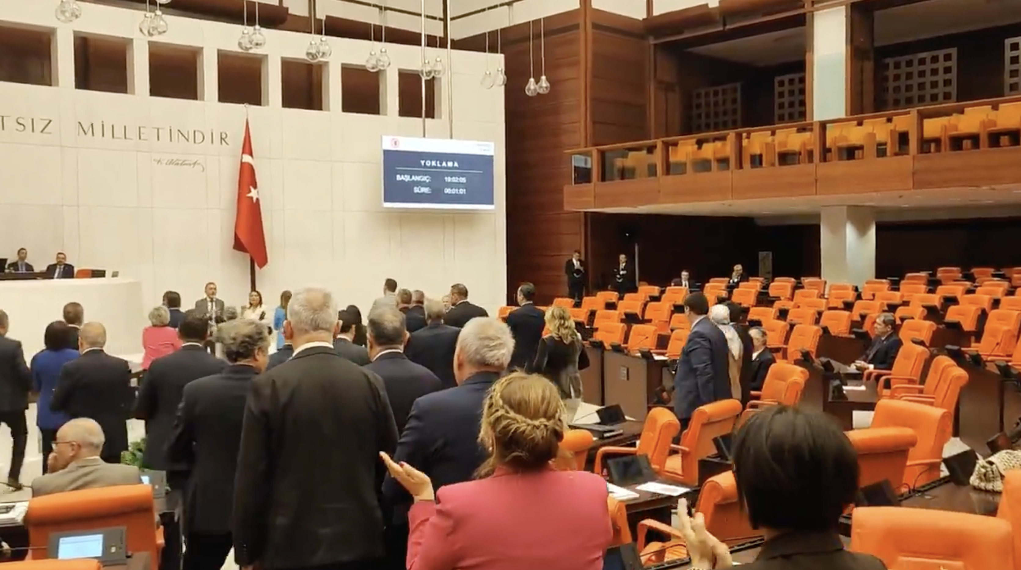 İmamoğlu’nun diplomasının iptal edilmesi Meclis’te protesto ediliyor