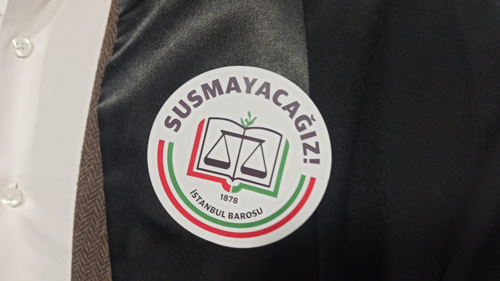 İstanbul Barosu davası: Avukatlardan ‘Susmayacağız’ ve ‘Baroma dokunma’ tepkisi