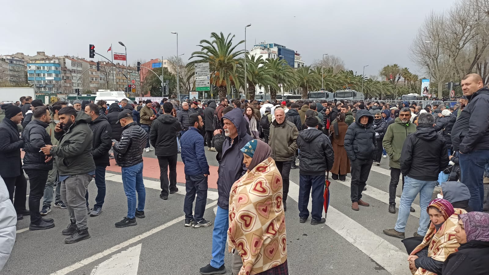 Vatan Caddesi’nde İmamoğlu’nun gözaltına alınması protesto ediliyor