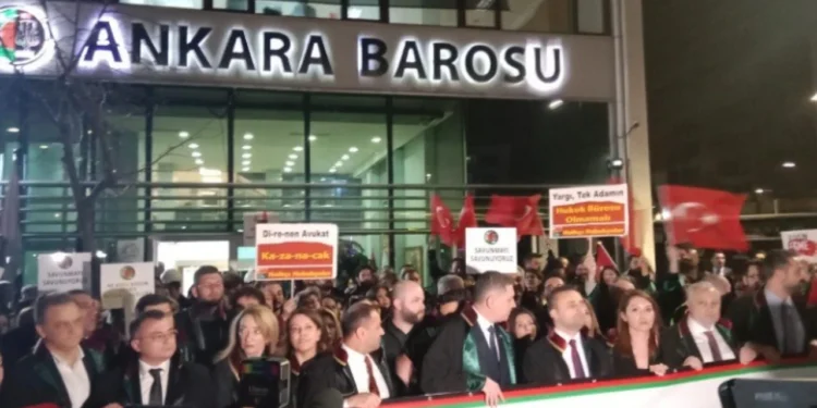 Ankara Barosu’ndan yürüyüş: Hukuk bir güvencedir, baskı aracı olarak kullanılamaz