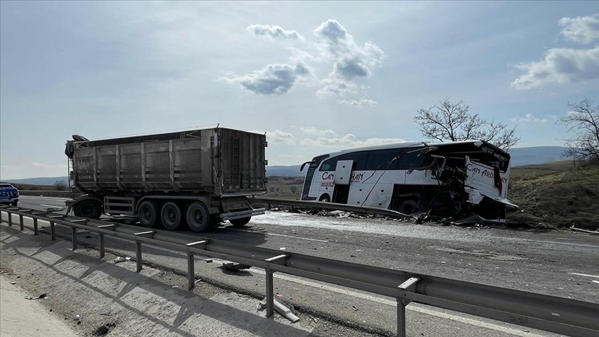Bilecik’te TIR yolcu otobüsüne çarptı: 11 kişi yaralandı