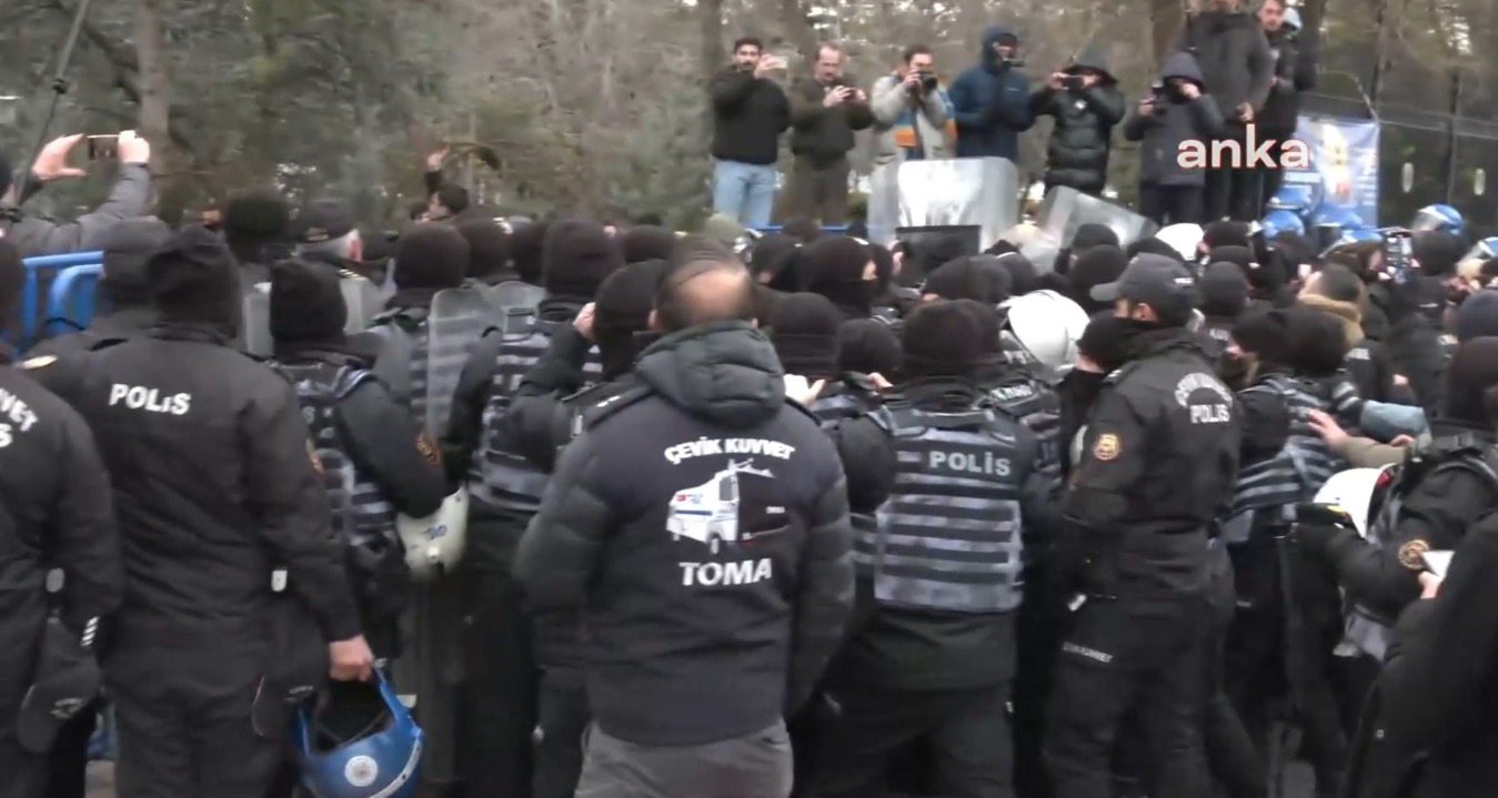 Ankara’da İmamoğlu’nun gözaltına alınmasını protesto eden üniversite öğrencilerine polis müdahalesi