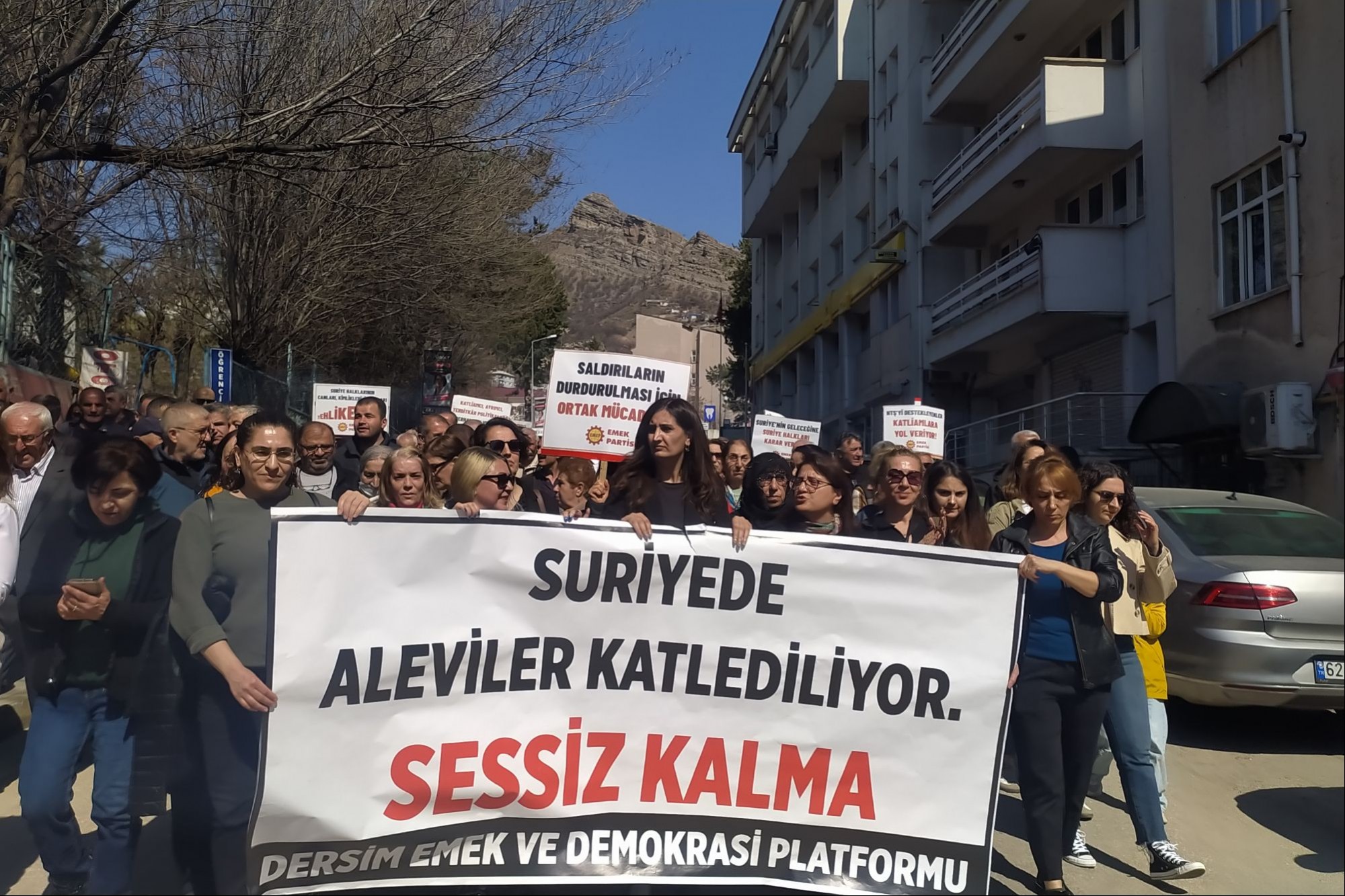 Suriye’de Alevilere yönelik katliamlar protesto edildi
