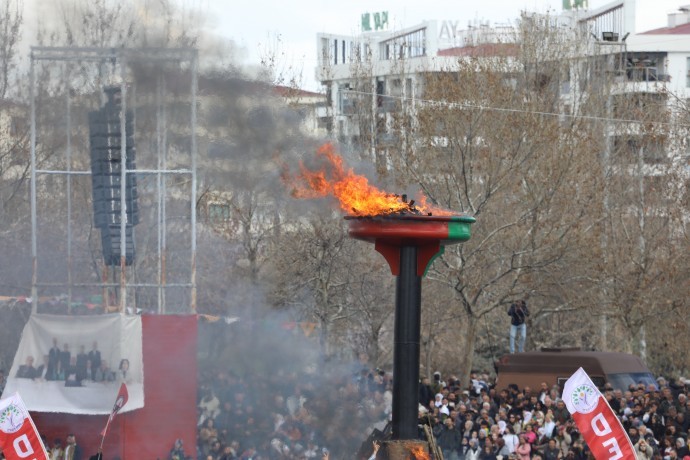 Diyarbakır’da Newroz ateşi yakıldı