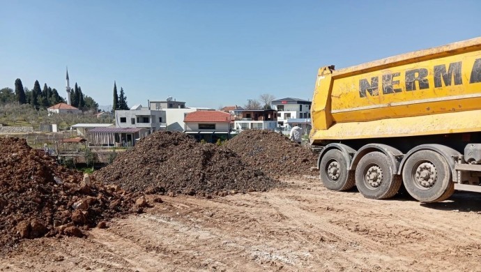 Eski kurşun fabrikasının atıkları izin olmadan ilçeye döküldü