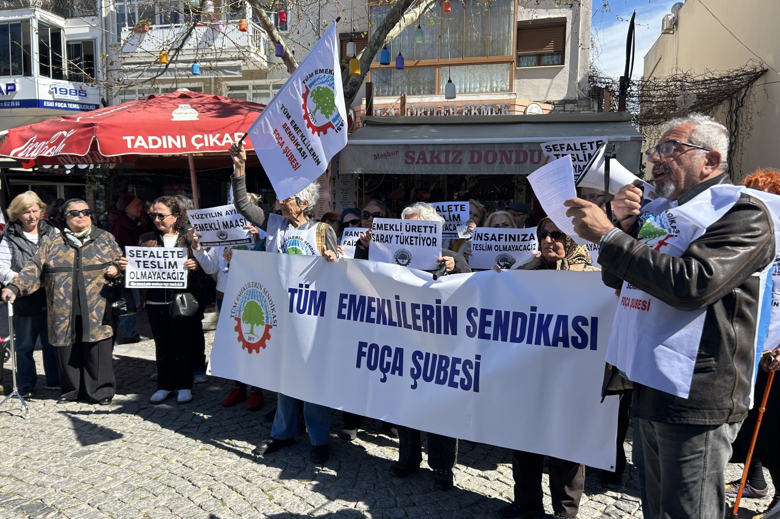 İzmir’de emeklilerden ‘ikramiye’ protestosu