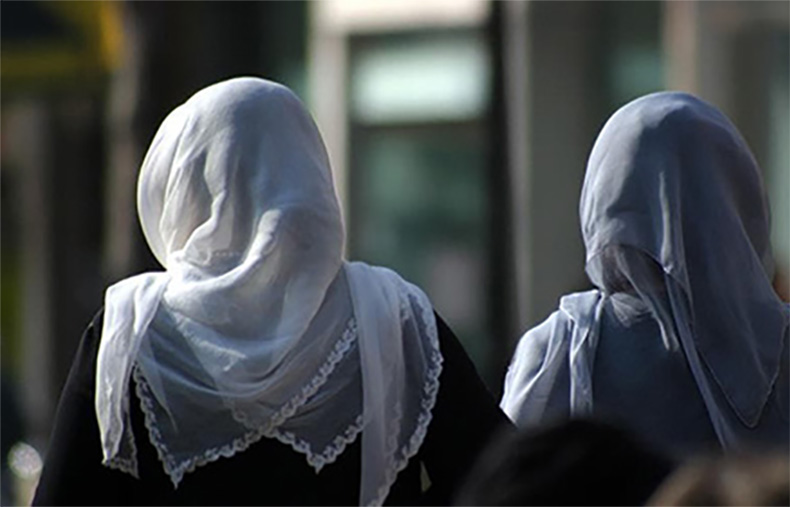 Fransa’da avukatlara başörtüsü yasağı onandı