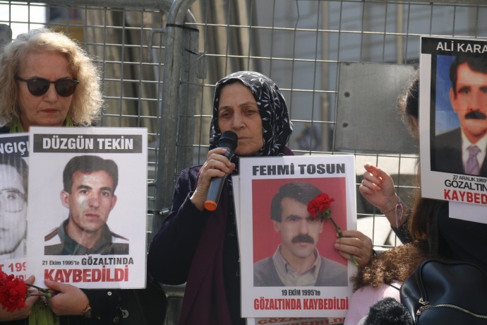 ‘Karanfillerimizi bırakacak bir mezar taşı gösterin’