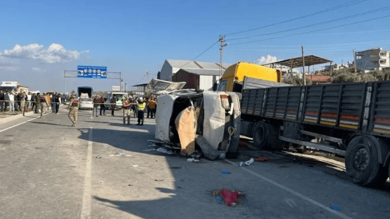Hatay’da işçi servisi TIR’a çarptı: 6 kişi öldü 8 kişi yaralandı